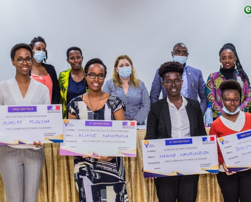 Les gagnates du concours posant avec le jury