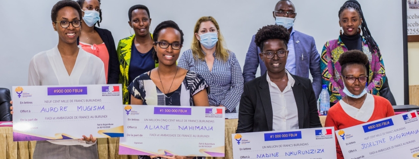 Les gagnates du concours posant avec le jury